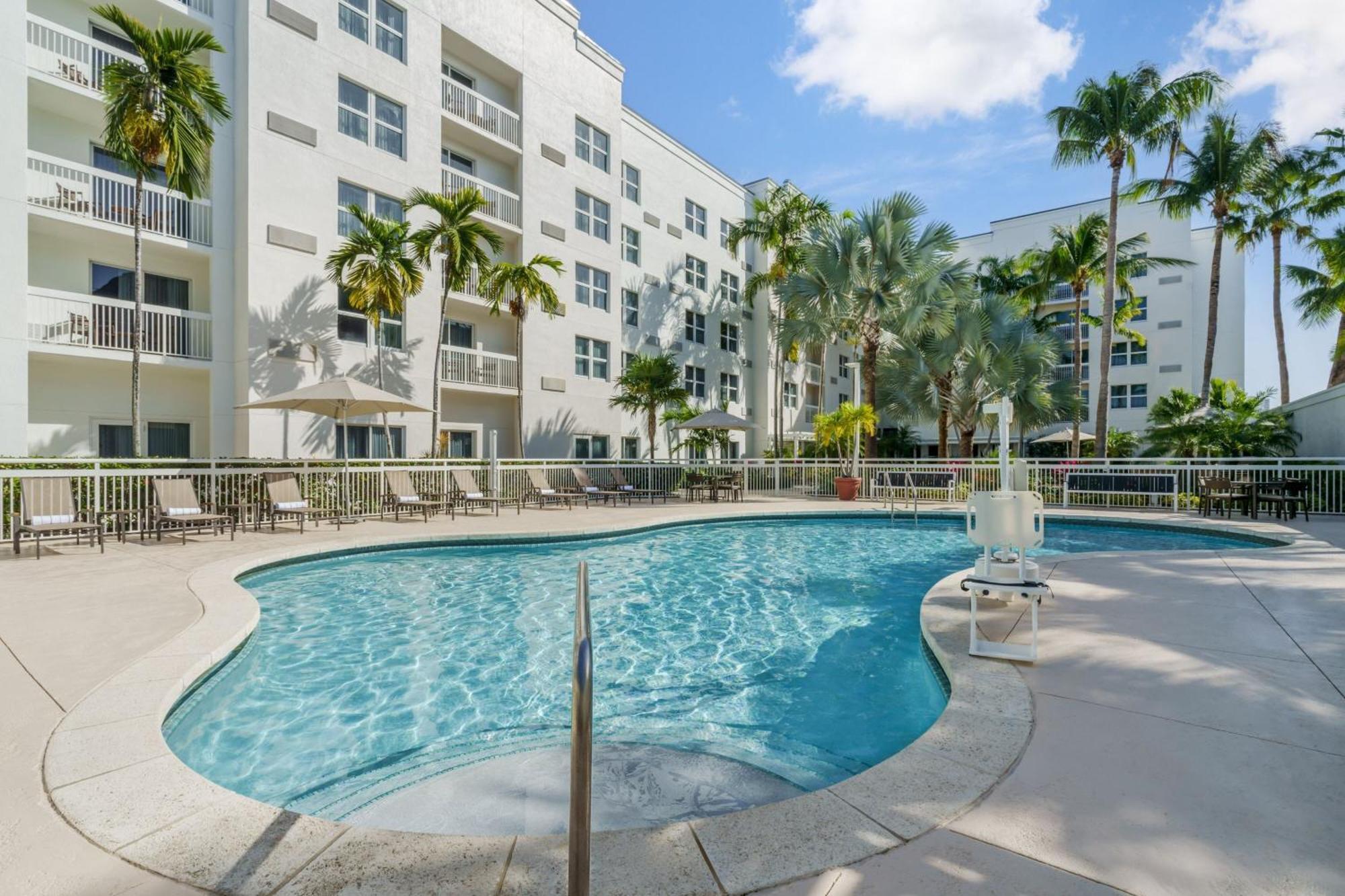 Отель Courtyard By Marriott Miami Aventura Mall Экстерьер фото